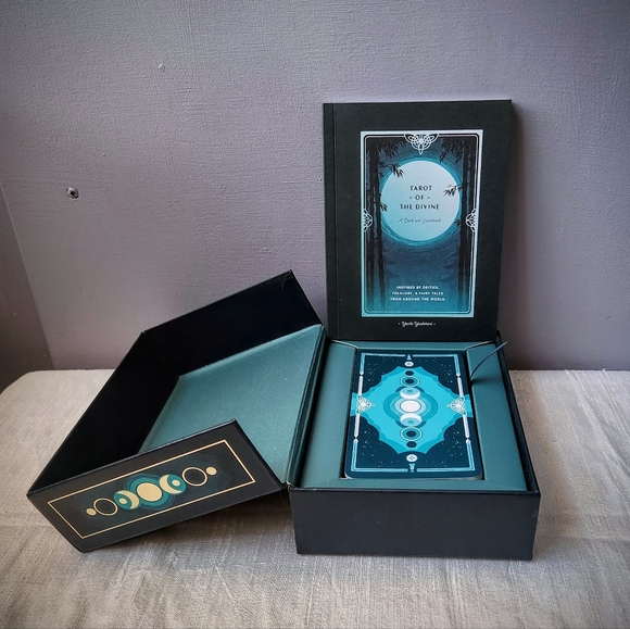 TAROT CARD DECK AND BOOK - TAROT OF THE DIVINE - Picture 4 of 5